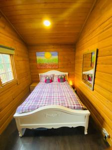 テルフォードにあるBuildwas Lodge Ironbridgeの木製の部屋にベッド1台が備わるベッドルーム1室があります。