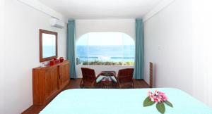 Postel nebo postele na pokoji v ubytování Bale Bingin Beachfront Stay