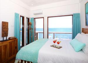 Postel nebo postele na pokoji v ubytování Bale Bingin Beachfront Stay