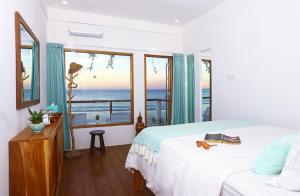 Postel nebo postele na pokoji v ubytování Bale Bingin Beachfront Stay