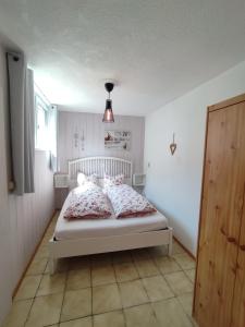 Postel nebo postele na pokoji v ubytování Haus AlpenHahn