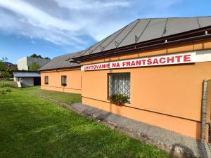 Das Gebäude in dem sich das Privatzimmer befindet