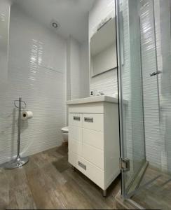 La salle de bains est pourvue d'une douche, d'un lavabo et de toilettes. dans l'établissement Apartment Dada Center of Belgrade, à Belgrade