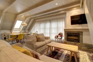 A seating area at Varrados by Totiaran