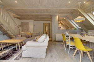 A seating area at Varrados by Totiaran