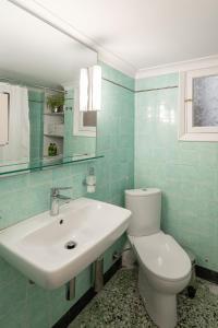 une salle de bain avec des toilettes blanches et un lavabo dans l'établissement AiR White Tower Apartment, à Thessalonique