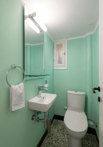 une salle de bain bleue avec des toilettes et un lavabo dans l'établissement AiR White Tower Apartment, à Thessalonique 15 autres photos