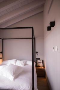 Łóżko lub łóżka w pokoju w obiekcie Vallivana Suites