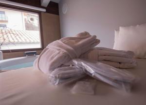 Łóżko lub łóżka w pokoju w obiekcie Vallivana Suites