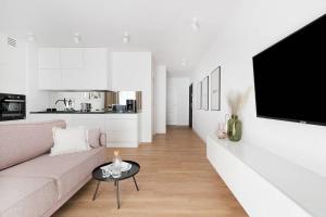 ein Wohnzimmer mit einem Sofa und einem Tisch in der Unterkunft Easy Rent Apartments - Centrum 2 in Lublin