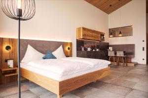 ein Schlafzimmer mit einem großen Bett in einem Zimmer in der Unterkunft Berghotel Plagött in Sankt Valentin auf der Haide