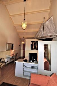 a living room with a table with a boat on it at Jachthaven Hotel Borger in Vinkeveen