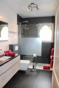 W łazience znajduje się umywalka i toaleta. w obiekcie B Apartment w mieście Bierbeek