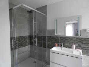 Ένα μπάνιο στο Les Chambres d Odile