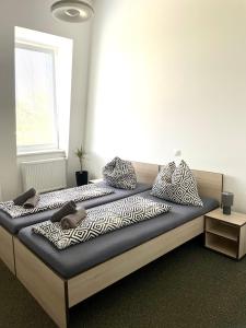 チェスケー・ブジェヨヴィツェにあるHC Hotelのベッドルームに枕付きのベッド2台が備わります。