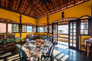 comedor con mesa y sillas en Pousada Acqua Marina, en Paraty