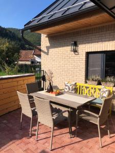 einen Tisch und Stühle auf einer Terrasse in der Unterkunft A modern Barn house in Brusno in Banská Bystrica
