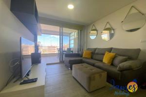 Μια τηλεόραση ή/και κέντρο ψυχαγωγίας στο Green Hills Getaway Apart with Pools & Spa EB7