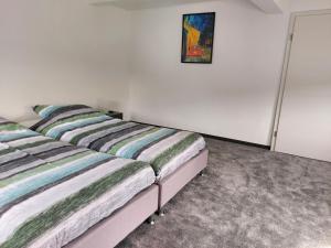 ein Schlafzimmer mit 2 Betten und einem Wandgemälde in der Unterkunft Familyhome Lopora in Medebach