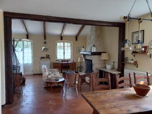 a living room with a table and chairs at Geko in Sabaudia