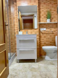 a bathroom with a sink and a toilet at UIM Mediterraneo PB Felipe 1 Wifi in Puerto de Sagunto