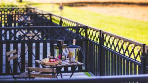 a table with a blender and a plate of food on a fence at Domaine du Blé in Wavre