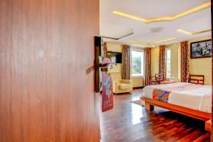 Postel nebo postele na pokoji v ubytování FabHotel Abirami Grand Inn - Nr Bryant Park