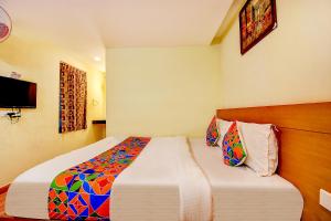Postel nebo postele na pokoji v ubytování FabHotel Abirami Grand Inn - Nr Bryant Park