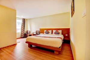 Postel nebo postele na pokoji v ubytování FabHotel Abirami Grand Inn - Nr Bryant Park