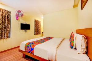 TV a/nebo společenská místnost v ubytování FabHotel Abirami Grand Inn - Nr Bryant Park
