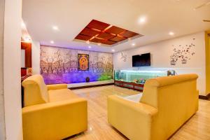 TV a/nebo společenská místnost v ubytování FabHotel Abirami Grand Inn - Nr Bryant Park