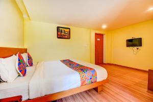 Postel nebo postele na pokoji v ubytování FabHotel Abirami Grand Inn - Nr Bryant Park