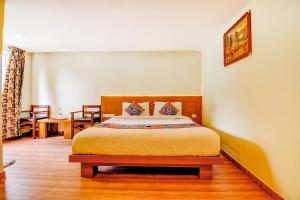 Postel nebo postele na pokoji v ubytování FabHotel Abirami Grand Inn - Nr Bryant Park