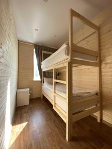 Двухъярусная кровать или двухъярусные кровати в номере База Отдыха 45-ый Причал