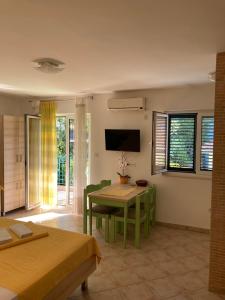 1 dormitorio con mesa y comedor en Apartments Milicevic, en Herceg-Novi