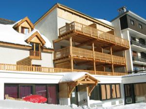 un gran edificio con una terraza encima en Studio Montgenèvre, 1 pièce, 3 personnes - FR-1-445-137 en Montgenèvre