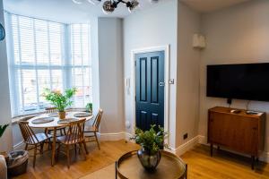 TV a/nebo společenská místnost v ubytování Central, stylish 3 bed apartment with sea views