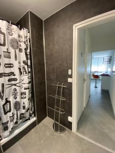Ένα μπάνιο στο Le Mun,3 étoiles-T2-60m2-balcon-parking-wifi-linge-produits-face à la gerdarmerie-vue cathedrale +28 φωτογραφίες