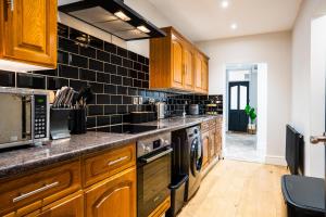 Kuchyň nebo kuchyňský kout v ubytování Central, stylish 3 bed apartment with sea views