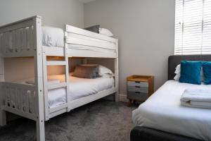 Postel nebo postele na pokoji v ubytování Central, stylish 3 bed apartment with sea views