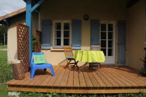 Ein Patio oder anderer Außenbereich in der Unterkunft Au Petit Bernerot - Les gîtes de l'Arbre Voyageur