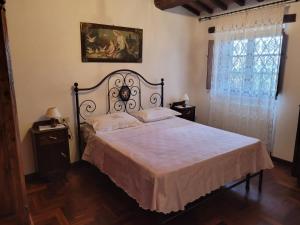 sypialnia z dużym łóżkiem z białą pościelą i oknem w obiekcie Agriturismo "Apparitoio" w mieście Montelaterone +30 zdjęć