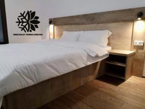 Ένα ή περισσότερα κρεβάτια σε δωμάτιο στο Cabana Chalet Transylvania