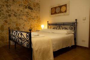 A bed or beds in a room at Casetta Letizia