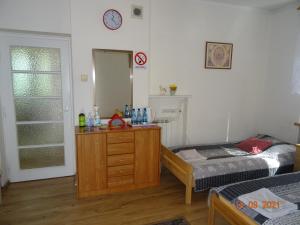 um quarto com uma cama, uma cómoda e um espelho em Pokoje do wynajęcia w centrum Białegostoku em Bialystok