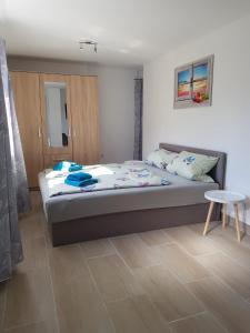 Un pat sau paturi într-o cameră la Hibiskus Appartementhaus