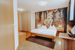 A bed or beds in a room at Hotel am Kapuzinerplatz