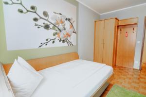 A bed or beds in a room at Hotel am Kapuzinerplatz
