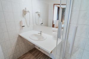 A bathroom at Hotel am Kapuzinerplatz