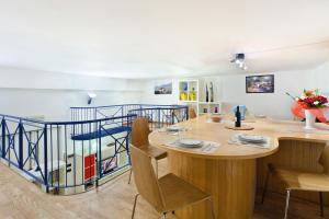 Un comedor con mesa y sillas de madera. en Vatican Holiday Home, en Roma